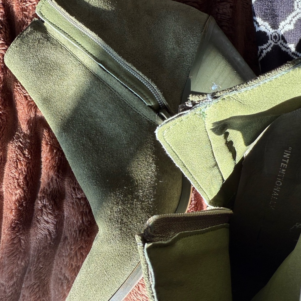 Brand new intentionally green boots
